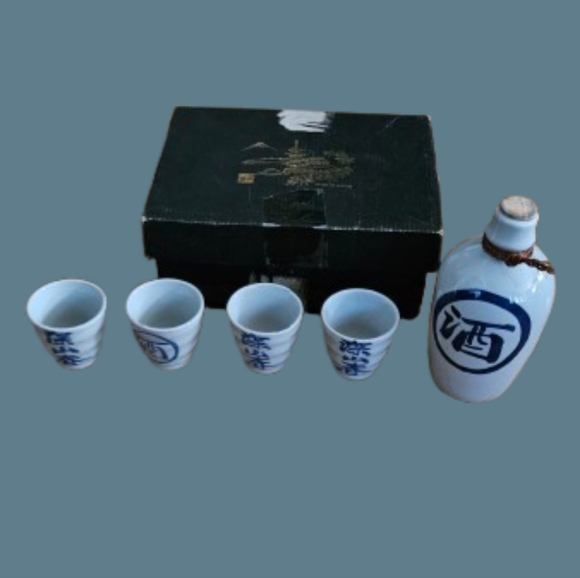 Traditional Sake set Made in Japan - Picture 2 of 3